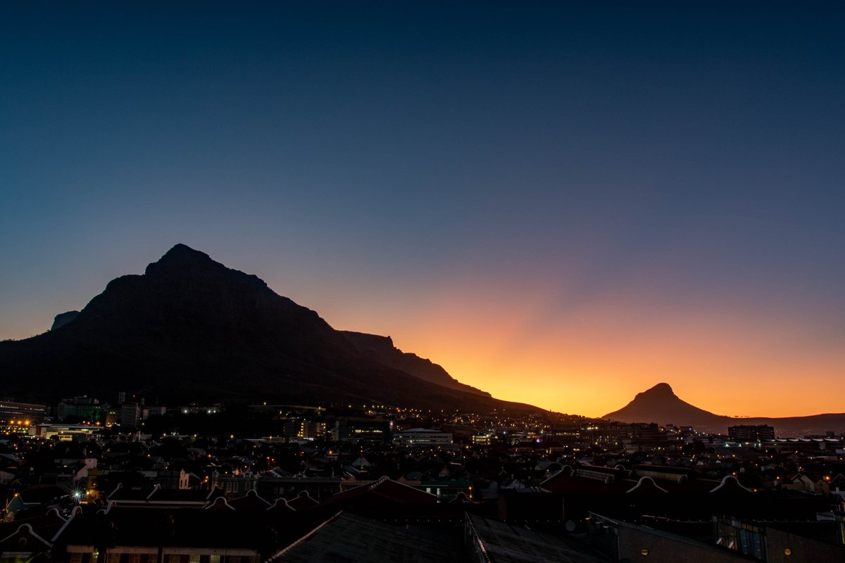 Sunset in #CapeTown #SouthAfrica What a stunning mountain to see every day. What is your favourite #city ?