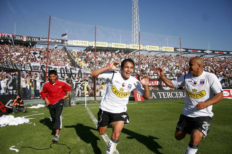 No entiendo la 'apropiación' de Alexis Sanchez por la hinchada de la U. Creen que es hincha por puros rumores, sin una declaración expresa del jugador. Lo más cercano de Alexis con la U es la vez que jugó contra ellos por CC, les hizo un gol y se los gritó.