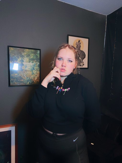 What do I wear underneath? Find out 🥰 komment what color you think it is https://t.co/P94Vb8CsWx<a href="/tag/newprofilepic"class="tags"><span>#newprofilepic</span></a>