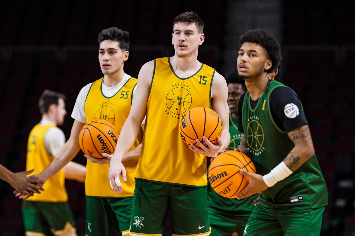 UVMmbb's tweet image. Let’s have a night 😼s