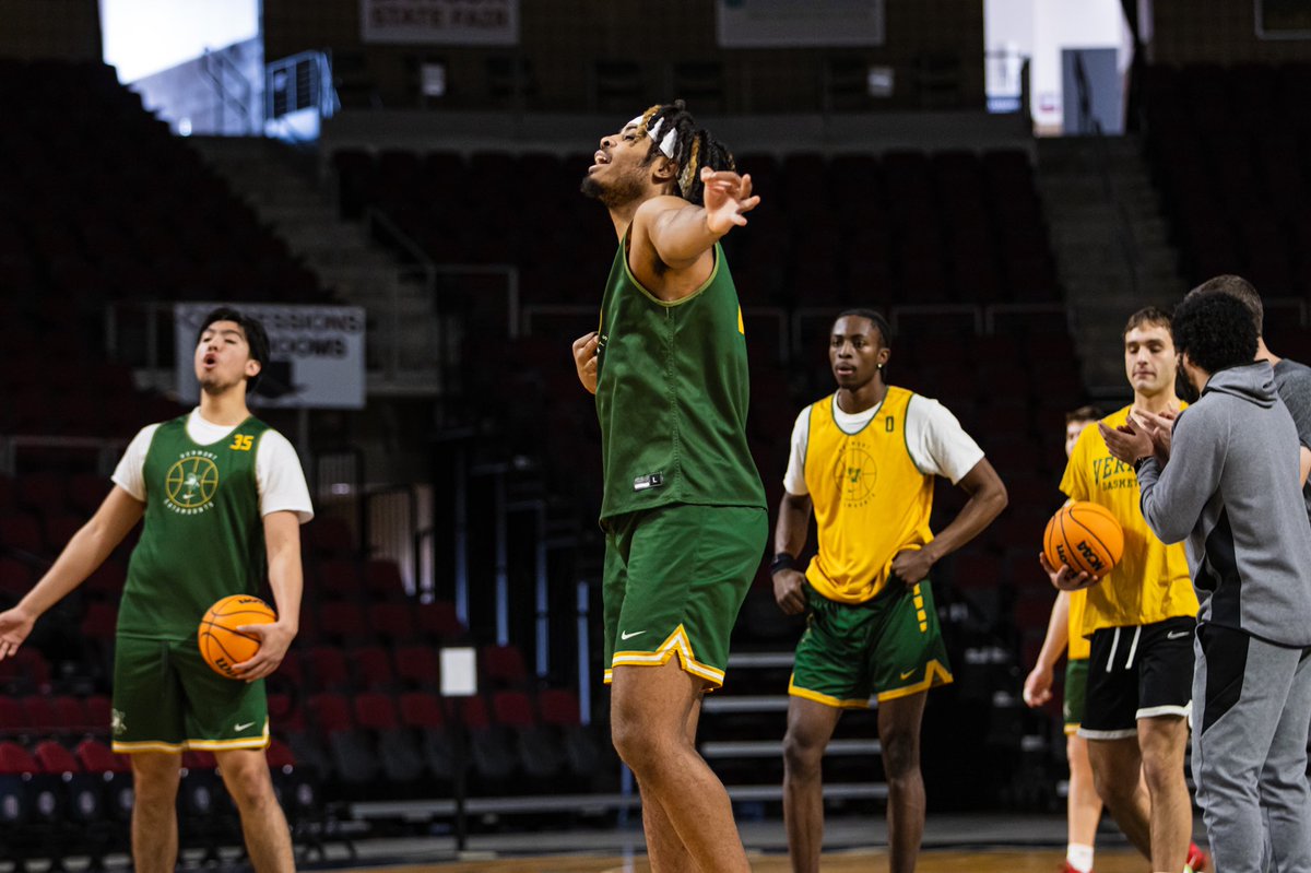 UVMmbb's tweet image. Let’s have a night 😼s