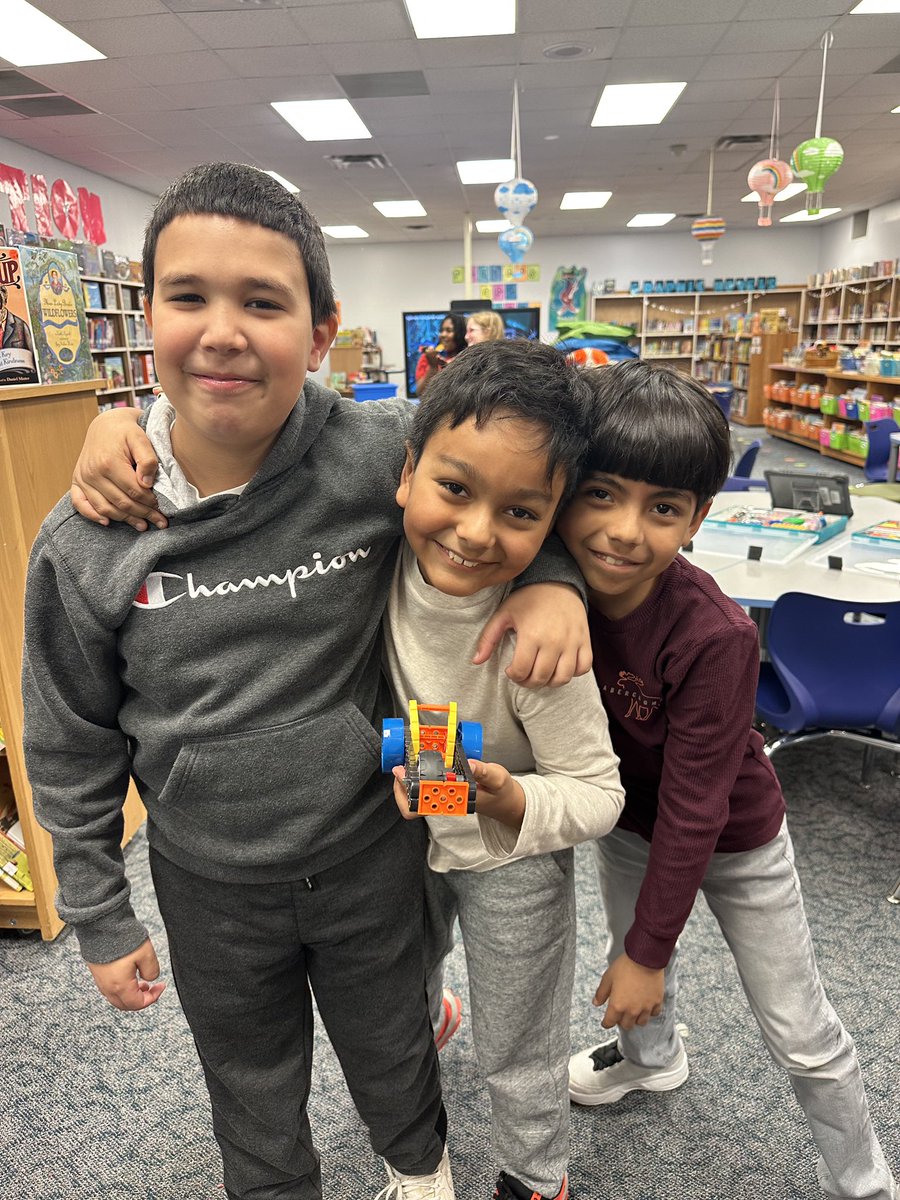 FurneauxBraves's tweet photo. Building robotics today in 3rd grade! @MsCookin3rd @CFBISD @FurneauxBraves @susanmachayo @DlrMaggie @LoriParker317 @StephCJohnson_ https://t.co/3ByRjrx7K1