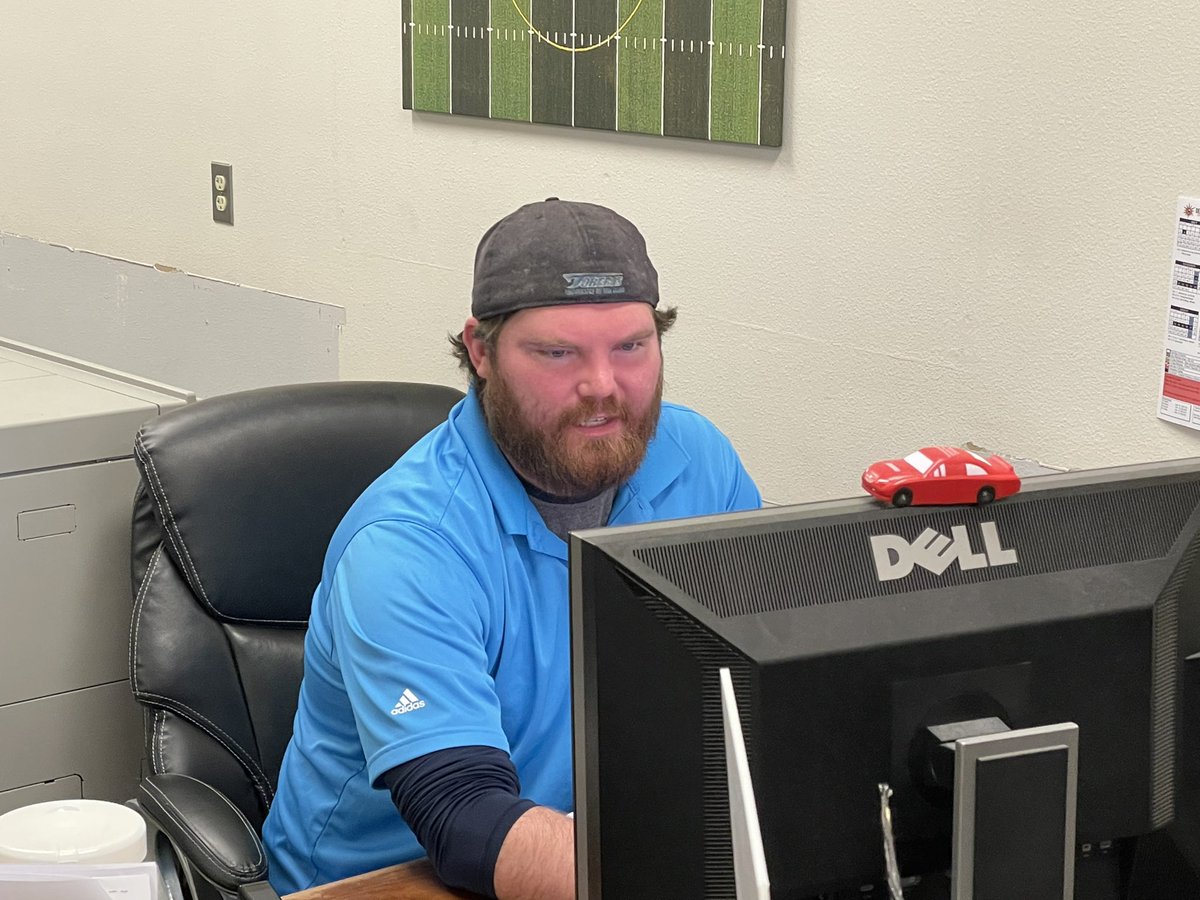 DrFinchDVUSD's tweet photo. The crew at @DVUSD Printing @DVUSD_Graphics @DVprintservices Services are busy, busy, busy! #team https://t.co/2clHVgjBoG