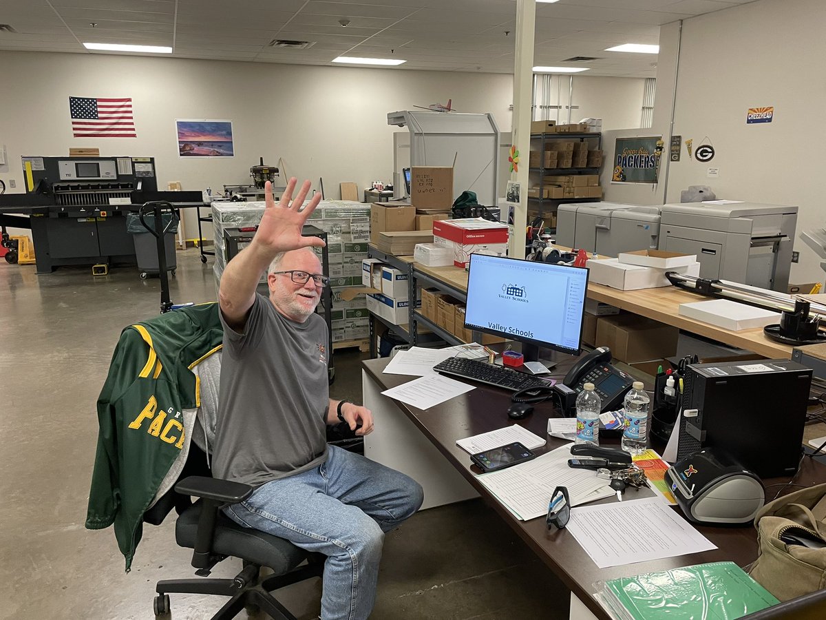 DrFinchDVUSD's tweet photo. The crew at @DVUSD Printing @DVUSD_Graphics @DVprintservices Services are busy, busy, busy! #team https://t.co/2clHVgjBoG