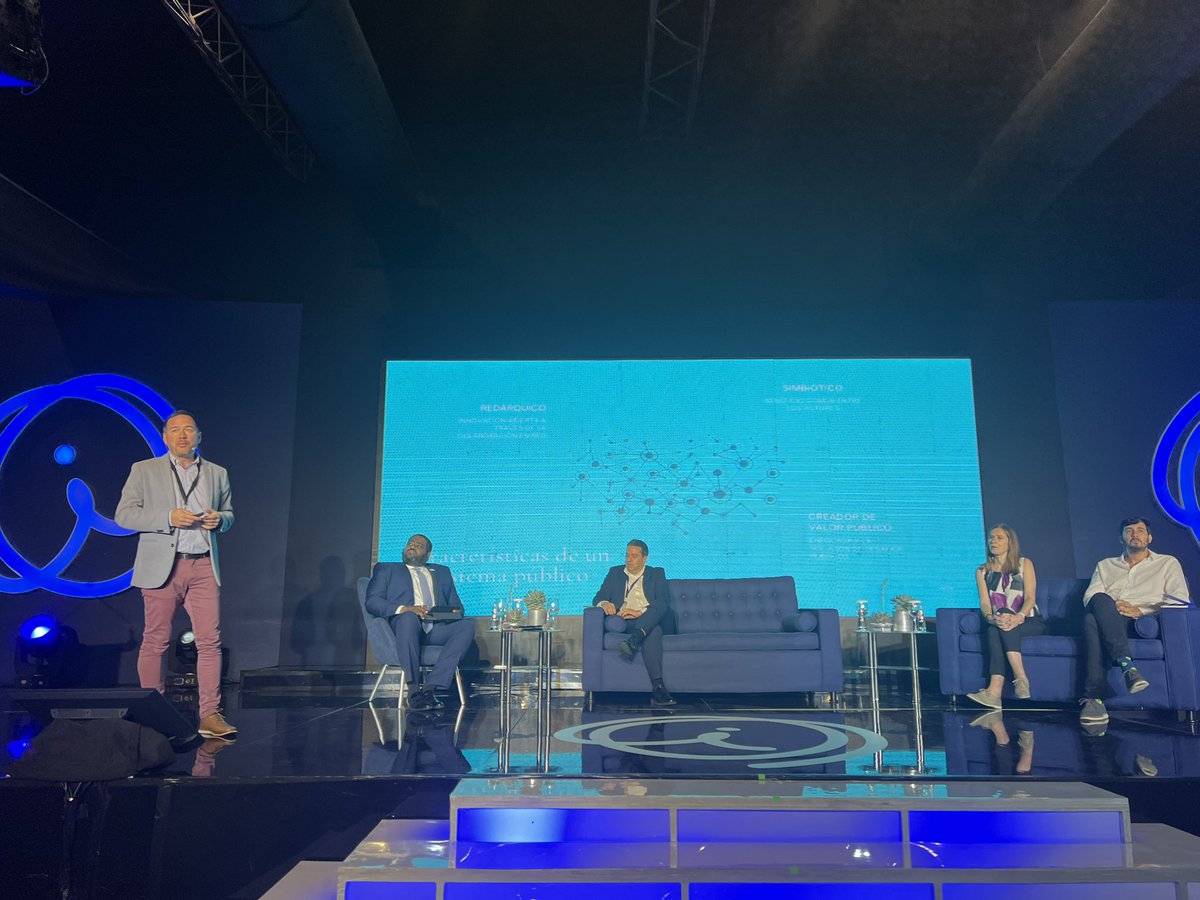 dilialeticia's tweet photo. “Características de un ecosistema público: horizontal, beneficio común entre los actores, creador de valor público.” @ffranrojas #InnovacionDO #FIIP @InnovacionDO https://t.co/5k6bGwJ0G5