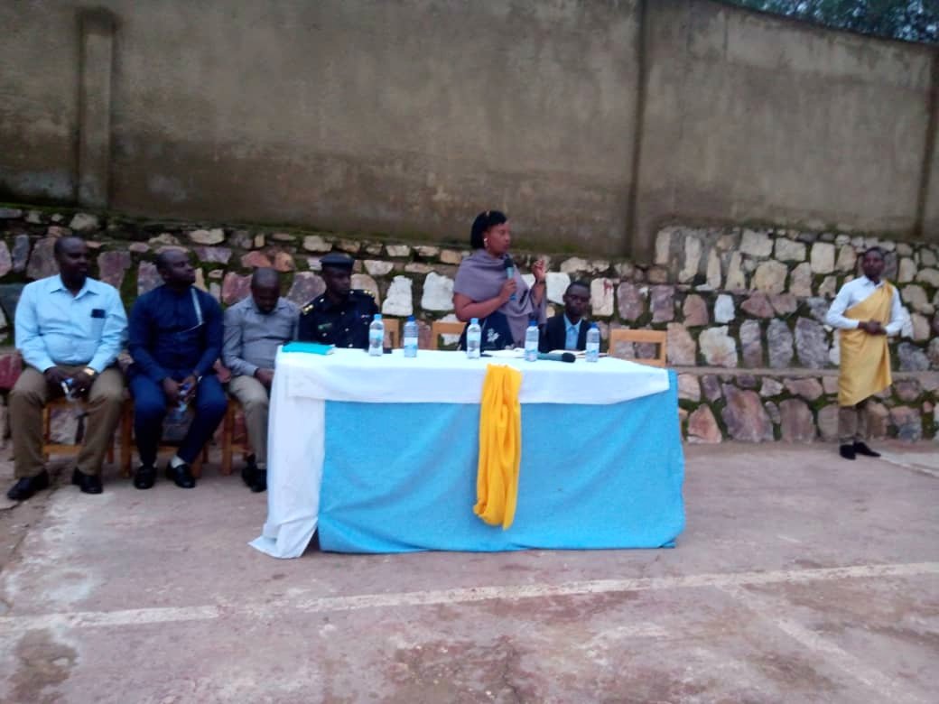 nycnyanza's tweet photo. Umuyobozi w'akarere wungirije ushinzwe Imibereho myiza Kayitesi Nadine ari mu bitabiriye igikorwa cyo gusura #Abanyeshuri 1170 bo mu cyigo cya Saint Trinity.Aba banyeshuri baganirijwe ku #ngingo zirimo:Kurangwa n'umuco w'ubutwari,Kwirinda ingeso mbi,no kugira umuhate mu #masomo. https://t.co/9Zi2ZXgPZ7