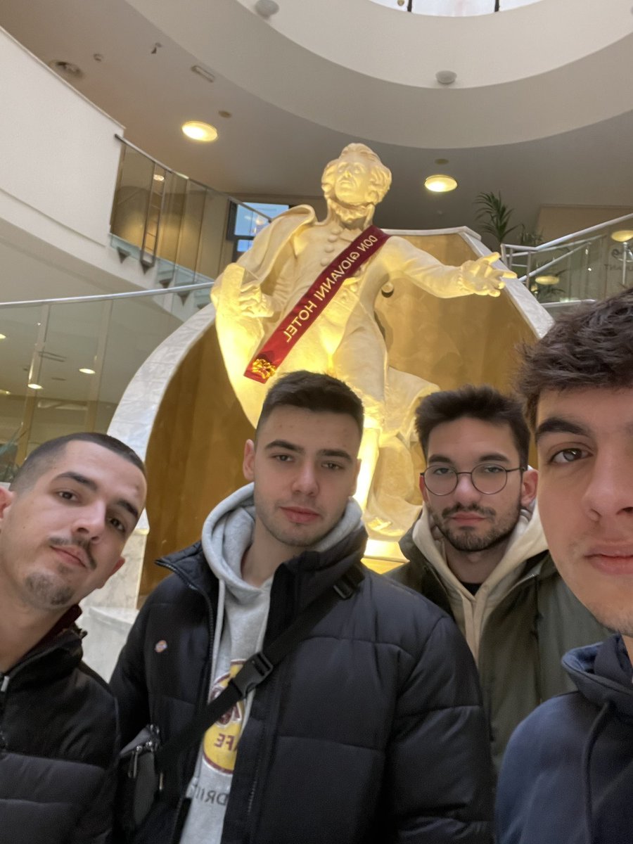 Julio13317's tweet photo. Os animadores de Náměstí Míru e Mustek🇨🇿 https://t.co/MS006OURjn