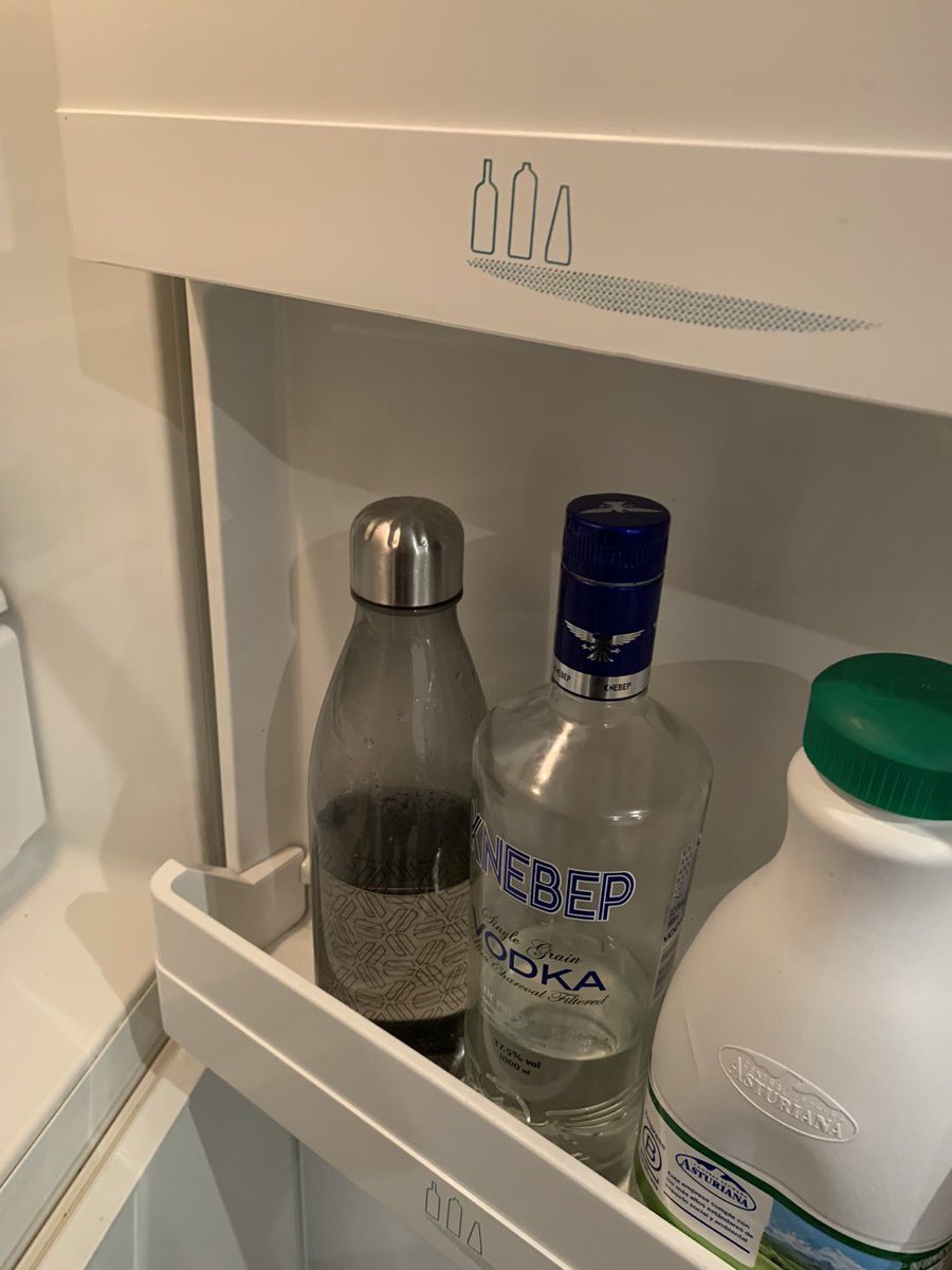 alberto884's tweet photo. Tengo en la nevera el vodka al lado del agua y casi me confundo y me pongo un vaso de agua https://t.co/WJ3ObMN9HK