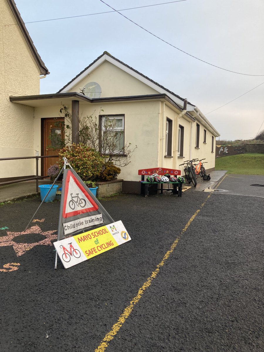 lacken_ns's tweet photo. ⁦@MayoCoCo⁩ ⁦@GreenSchoolsIre⁩ Excellent cycle safety session. Making the most of our Walk Way ⁦@ActiveFlag⁩ to practise our skills. #activeschool #greenschool #cyclesafety https://t.co/Y6c2pCYBQp