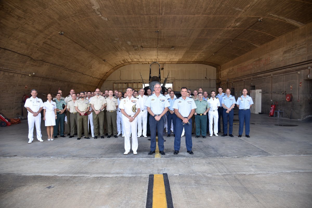 Ala46_ea's tweet photo. Coroneles de las #FAS y @guardiacivil que están realizando el XXIV Curso de Actualización para el Desempeño de los Cometidos de Oficial General (CADCOG) han visitado el #Ala46 y el #GRUALERCON para conocer de primera mano la labor diaria del @EjercitoAire en las #IslasCanarias. https://t.co/Jwbn0Xcx1h