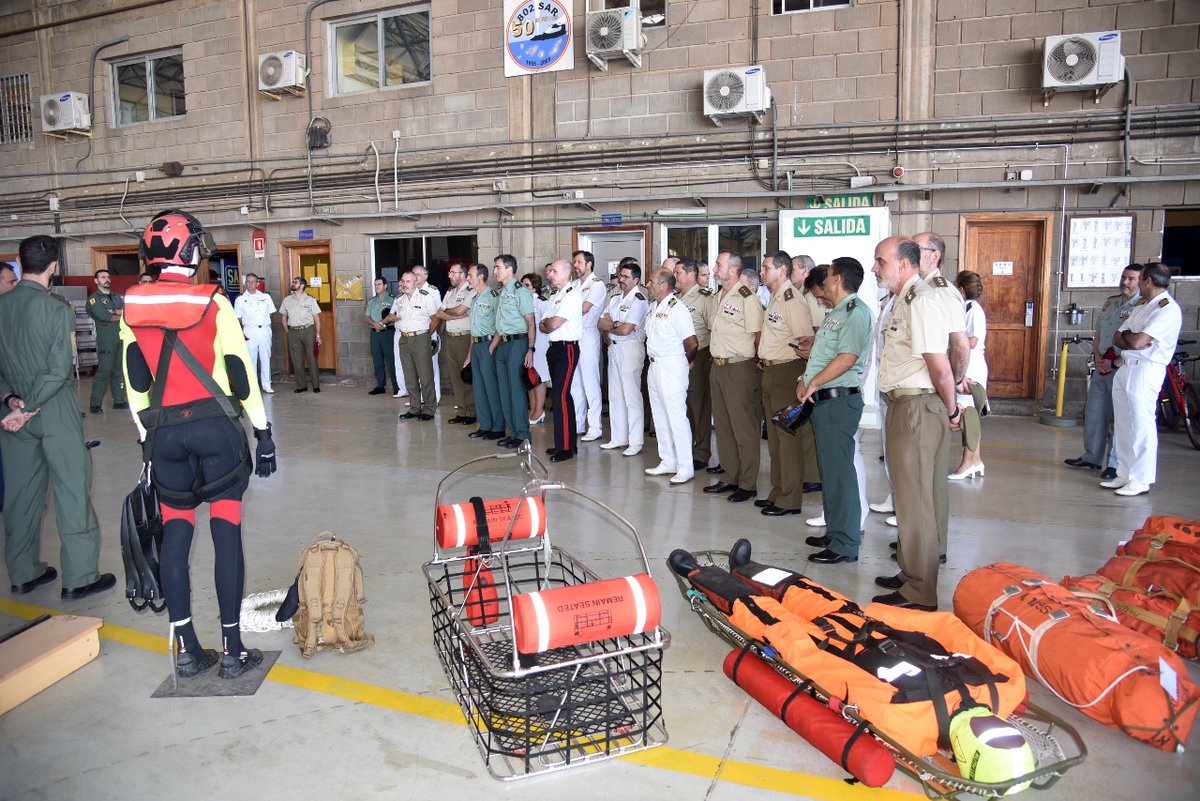 Ala46_ea's tweet photo. Coroneles de las #FAS y @guardiacivil que están realizando el XXIV Curso de Actualización para el Desempeño de los Cometidos de Oficial General (CADCOG) han visitado el #Ala46 y el #GRUALERCON para conocer de primera mano la labor diaria del @EjercitoAire en las #IslasCanarias. https://t.co/Jwbn0Xcx1h