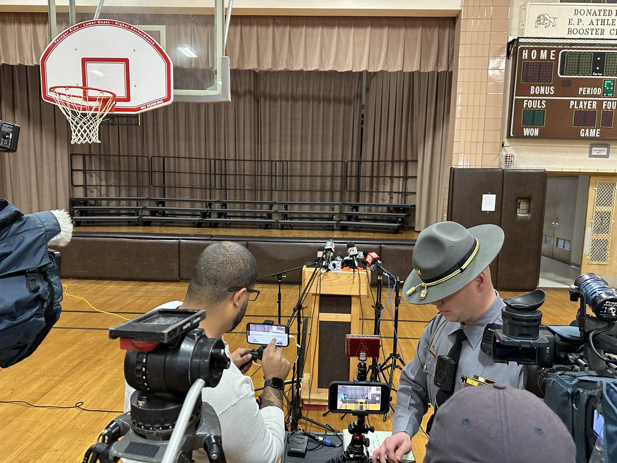 EvanLambertTV's tweet photo. I’ve been told Governor DeWine is in the building being briefed. Update expected here in East Palestine any moment now. https://t.co/MfaF8PDL2o