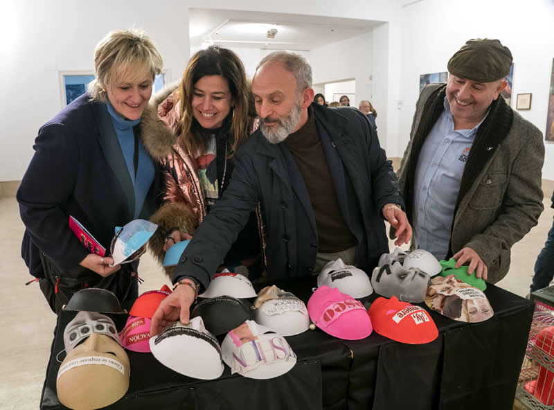 El Centro Cultural La Vidriera acoge desde este pasado martes 7 de febrero, la exposición titulada 'El Pecado Original. Moda que une, moda que separa, moda que esclaviza, moda que mata', a cargo del artista cántabro Chema Prieto (FOTOS)

radiocamargo.es/index.php/comp…