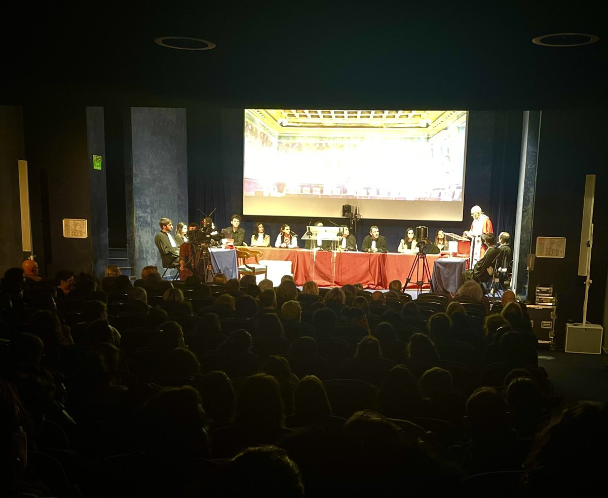 mar_bar_cle's tweet photo. Robe rouge-écarlate pour réquisitoire noir-magistral de @ManuelFuret #procesfictif @BarreauToulouse https://t.co/sML1eBjoiK