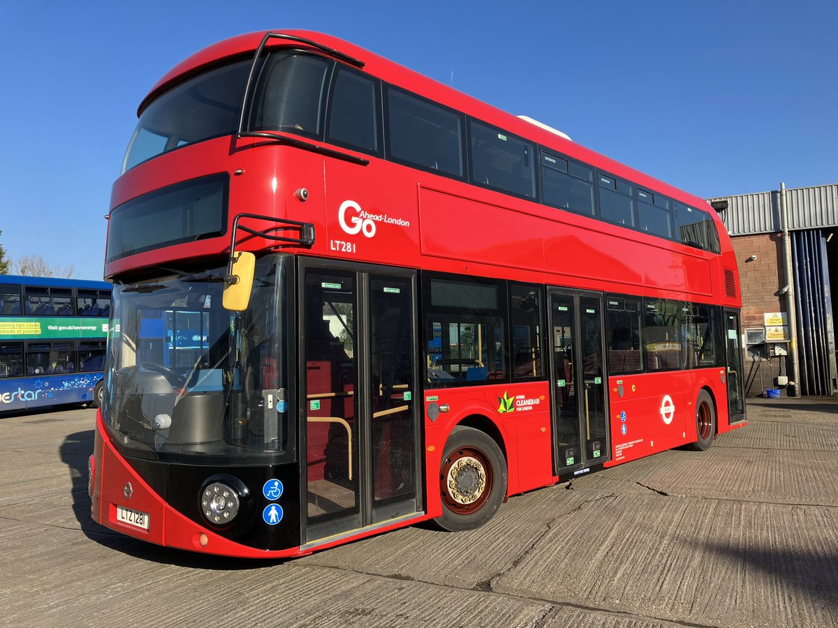pompey4ever007's tweet image. Looking smart in the winter sun @HDTrim @Go_Ahead_London LT281