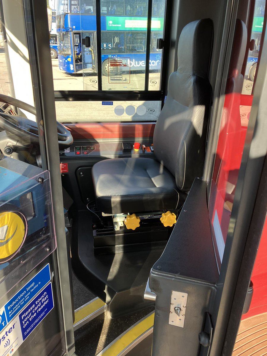 pompey4ever007's tweet image. Looking smart in the winter sun @HDTrim @Go_Ahead_London LT281