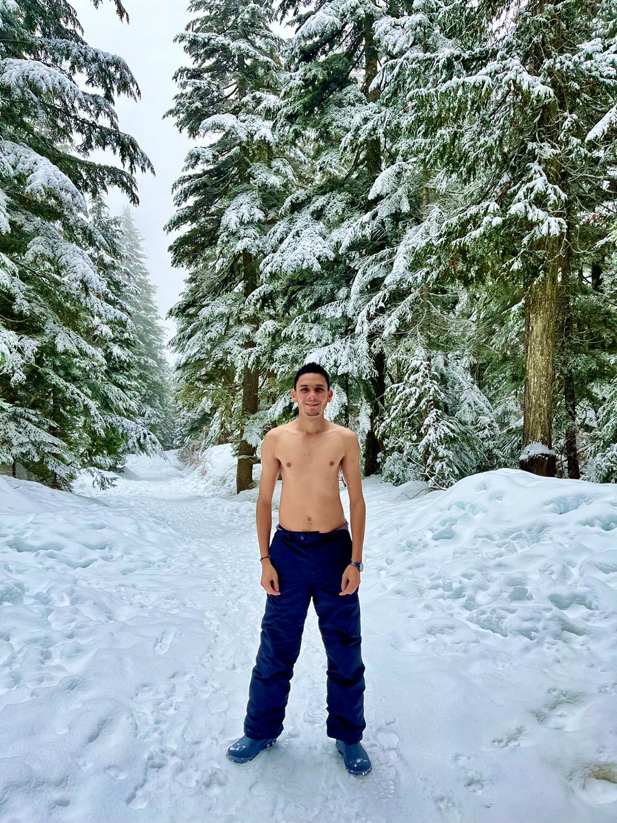 ChuyCar's tweet photo. #FelizMiercoles #senderismodemontaña #naturaleza #montañas #playinginthesnow #hikingboy #hikeinsnow #shirtlessguys #snowday #picoftheday #follow #foryourpage #snowphotography #snowboy #instagood #winterpic #nieve #cypressmountain #britishcolumbia #canada #2023 https://t.co/ZfS7iE5NcF