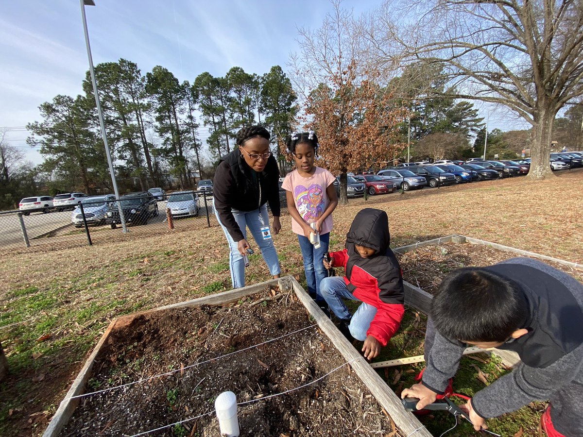 Creating square foot garden spaces is a breeze when you have a math genius on your team! 📐 🌱 🙏 Ms. Samuel 🙌🙌📏 #STEAMlearning #GreenSteps #VillageMindset @LeaphartElem