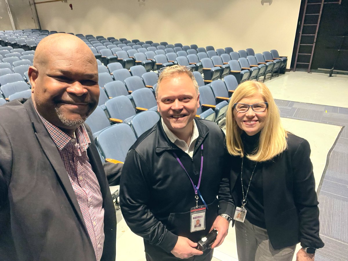 PaulForbesNYC's tweet photo. Spent the morning in @KLSchools at John Jay HS speaking with the student body about what we are all doing, as individuals, to create a better tomorrow infused with empathy, love, and compassion!

Thanks to the school &amp; district leaders for creating the time and space 🙏🏽 https://t.co/Y45pQdOHcY