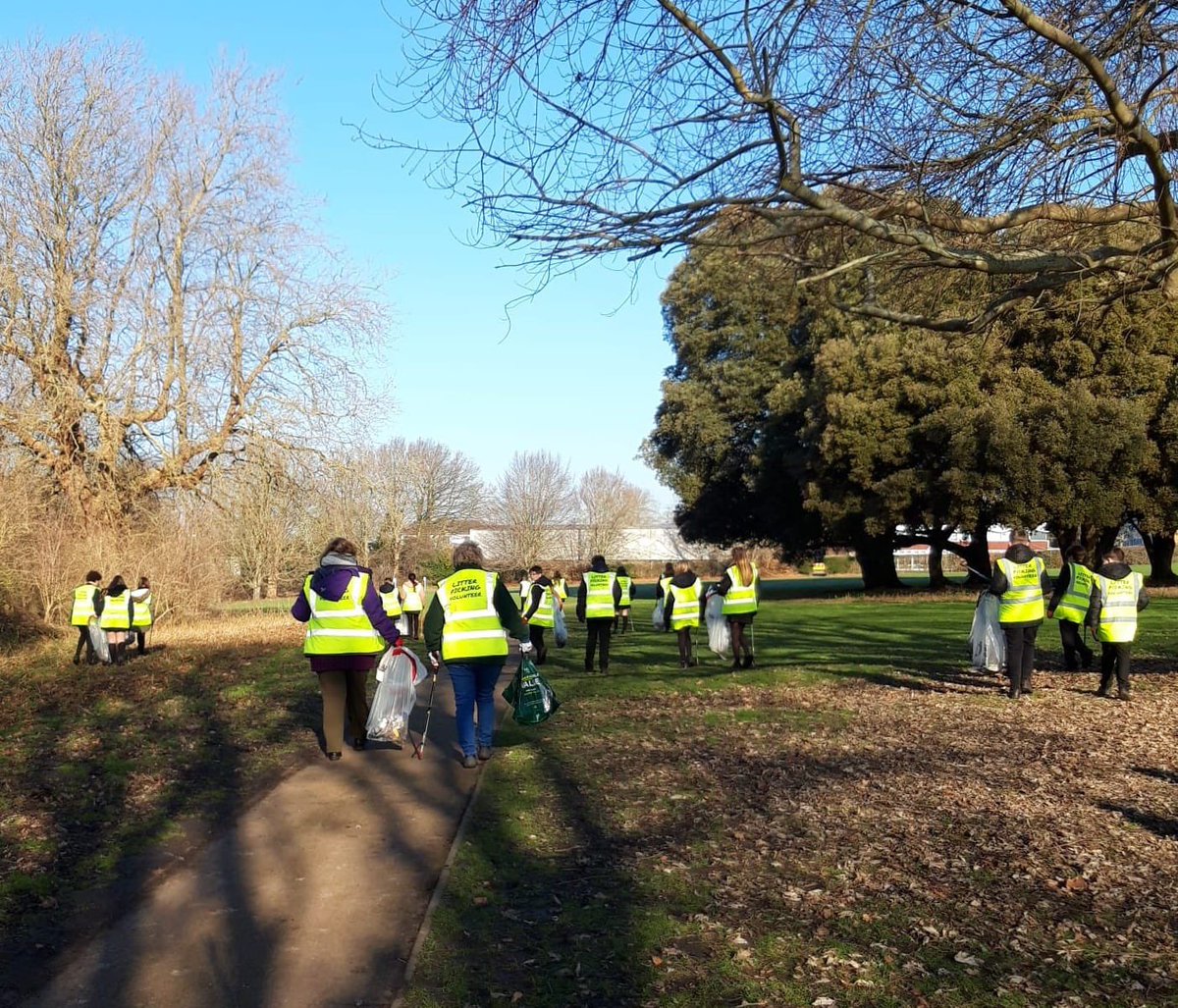 Amazing morning @BrockhillPark with our students volunteering in the community by litter picking @volunteering_uk @FHextraordinary @fstonehythedc