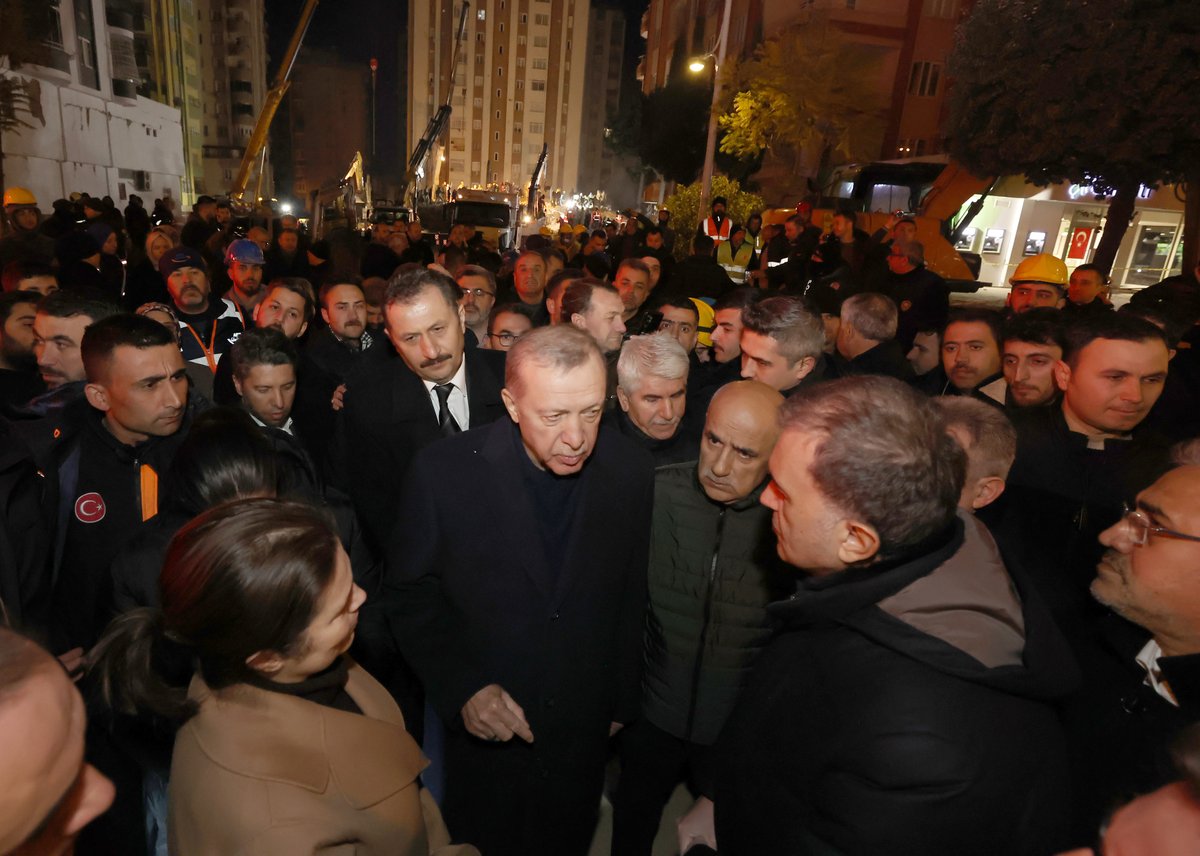 Akparti's tweet photo. Cumhurbaşkanımız Recep Tayyip Erdoğan, Adana'da deprem bölgesinde incelemelerde bulundu. https://t.co/ciKo3PQIqV