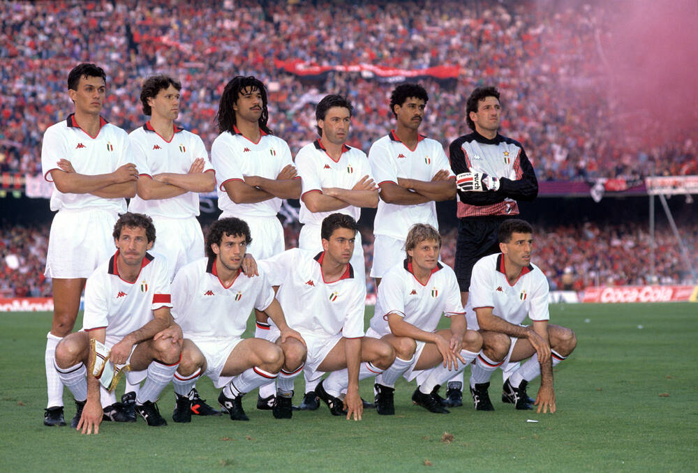 Con questa squadra, per la prima volta in vita mia, quella stagione 1988-89 cominciai a sognare ad occhi aperti.
Vedere la propria squadra andare a dominare su tutti i campi d'Europa dando spettacolo riempiva di orgoglio. Per me, ad oggi, resta il Milan più forte che ho visto❤️🖤