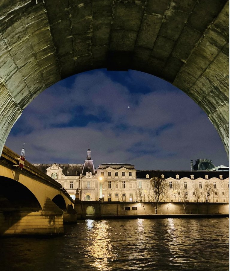 ParisArtDeVivre's tweet photo. [ #photography in #Paris ] 📸 
Another enchanting #photo of @MuseeLouvre
 and the Seine river by @BFleurot... 
#livinginParis #Parisjetaime #homeinParis #Parisisbeautiful 💛 https://t.co/NFWwwvPIGz