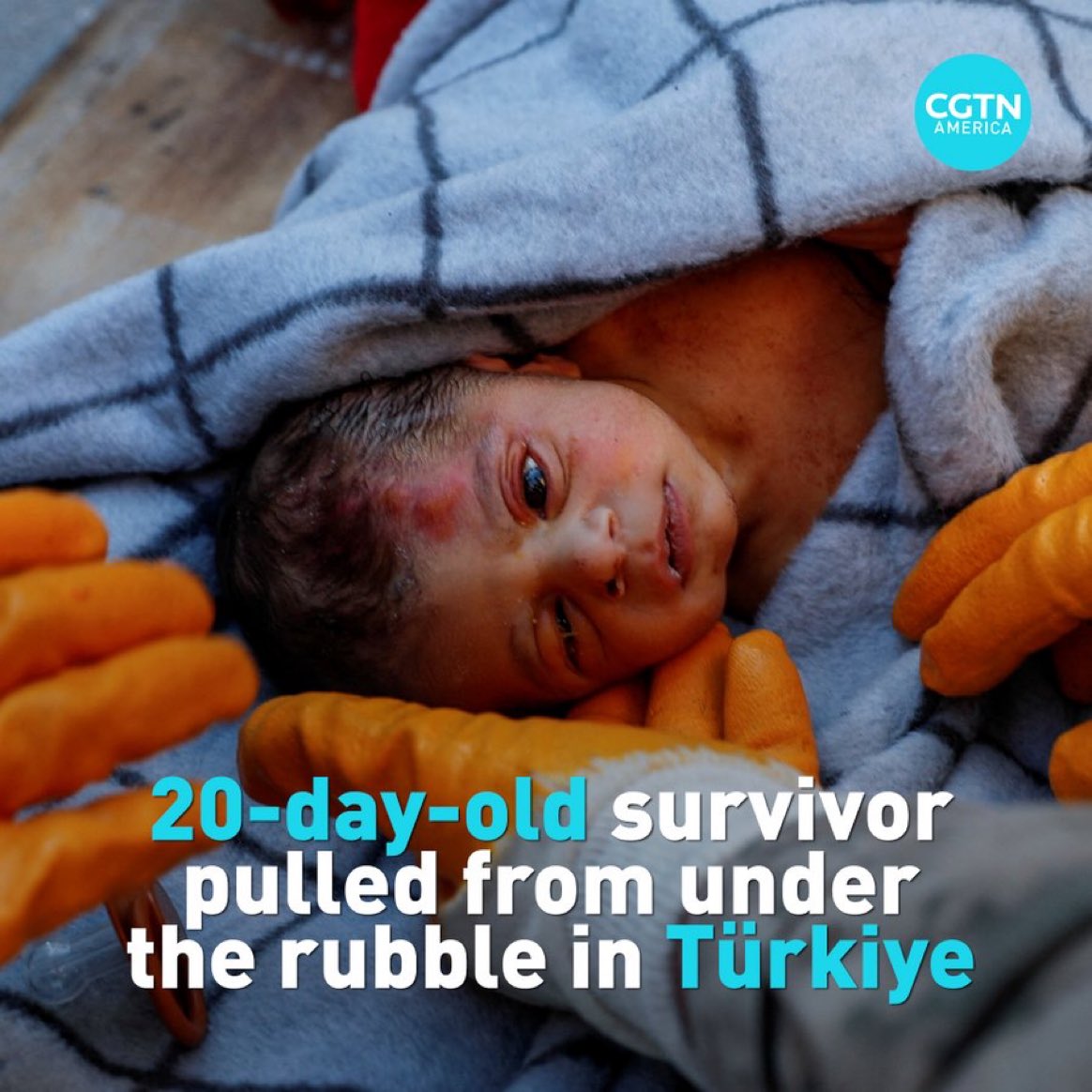 AlertaNews24's tweet photo. 🇹🇷 | Los rescatistas encontraron al recién nacido Kerem Agirtas, un sobreviviente de 20 días, bajo los escombros. https://t.co/R9fkNk4QCY