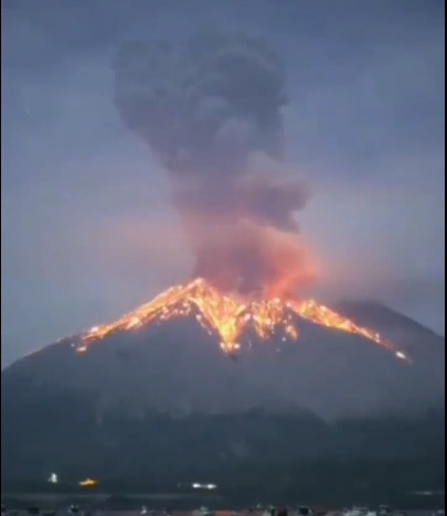 889Noticias's tweet photo. El volcán #Sakurajima, ubicado en la isla de Kyushu, en #Japón, entró en erupción. 

El cráter lanzó columnas de ceniza y humo a una altura de 1000 metros.

PG

Mantente informad@ https://t.co/yC5ay0W14x https://t.co/vg1CCKz1fJ