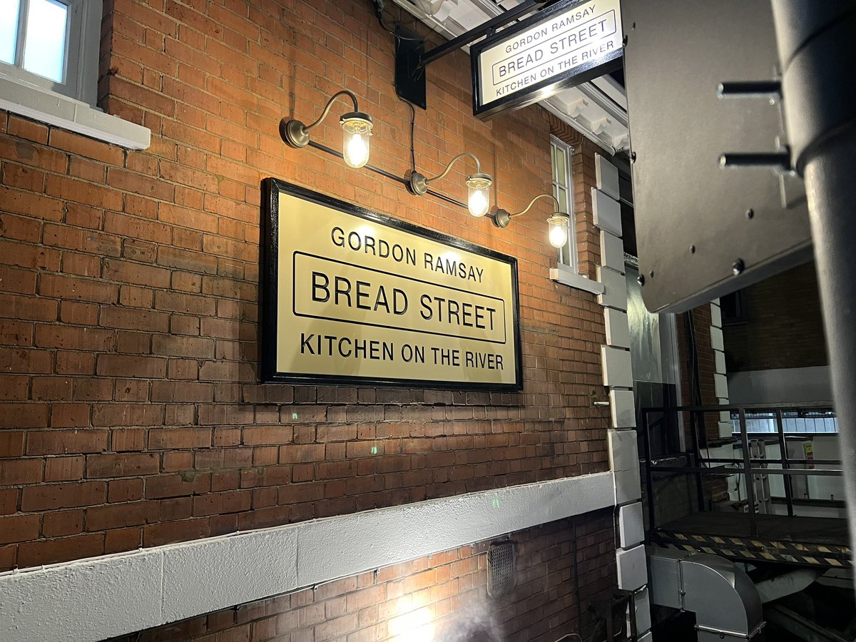 MortenBHojgaard's tweet photo. I aften serveres maden…. #breadstreet https://t.co/Rm62XaVWxq