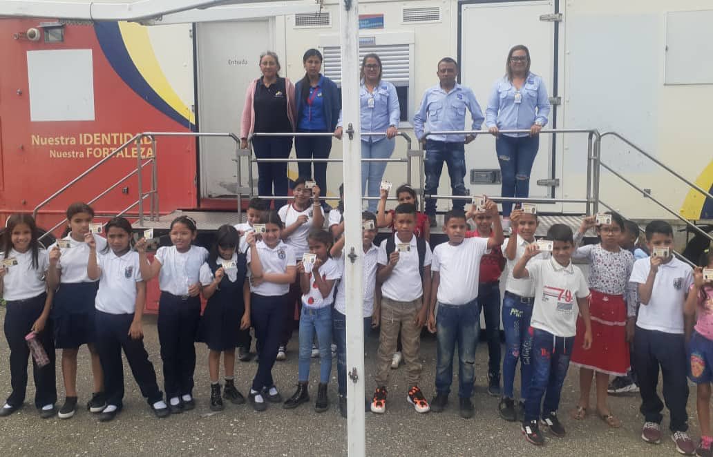 RrssTrujillo's tweet photo. #08Febrero. ⁦@VenezuelaSaime⁩. Seguimos avanzando con la cedulación por primera vez, de nuestros niños y niñas de la patria. En esta oportunidad, niños del Municipio Sucre, Trujillo, son atendidos en nuestra oficina El Dividive 051. El Saime al servicio del Pueblo! https://t.co/yXXoByo6JV