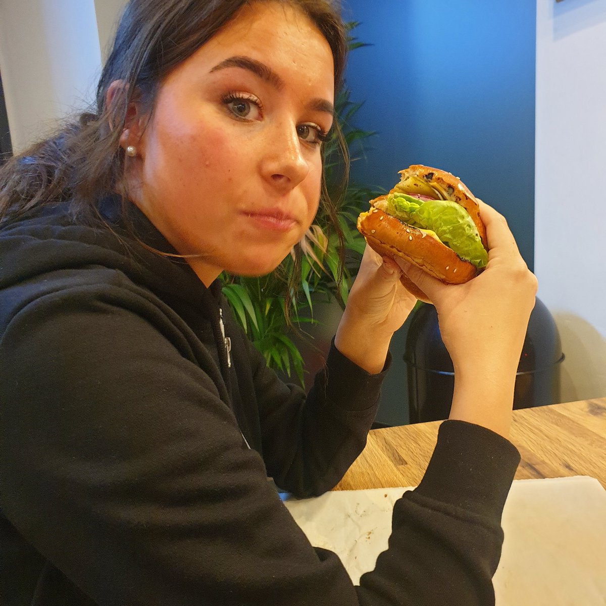 snackeroonys's tweet photo. My not so wee girl, enjoying her Cajun Chicken Burger that she cooked all by herself....soon she will be able to run the place and I can get a night off....😆 🤣.

#snackeroonys #streetfood #springgrovecorner #londonroad #isleworth #qualityburgers #nocheaprubbishhere #thebest https://t.co/8oP0sEqR64