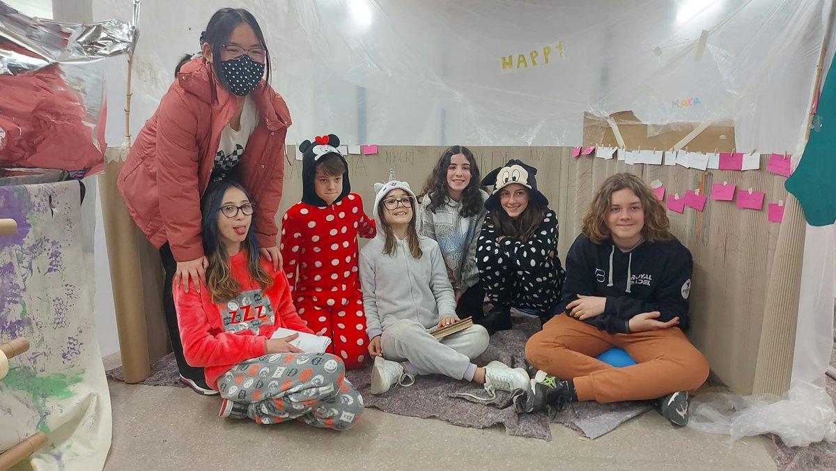 inspuigvert's tweet photo. Avui sessió de Contaminació de Creadors en Residència @abaoaqu_  @CreadorsR  amb l'alumnat de 1r d'ESO i Renata Gelosi Ninja Paper... impressionant!!
https://t.co/GEbN863nIY https://t.co/GD9KTCLpbq