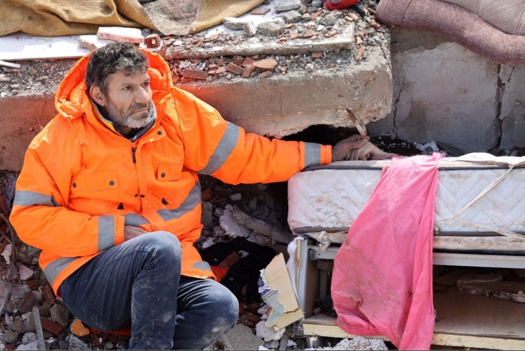 connor_lng1909's tweet photo. Dieses Bild wurde eben bei ZDF gezeigt und hat in mir richtig was ausgelöst...
Dieser Mann hält die Hand seiner toten Tochter, weil sie unter Trümmern durch das Erdbeben in der Türkei/Syrien liegt
Ich wünsche den Betroffenen alles Gute und dass das alles bald ein Ende hat🙏 https://t.co/TyvzzTKmh5