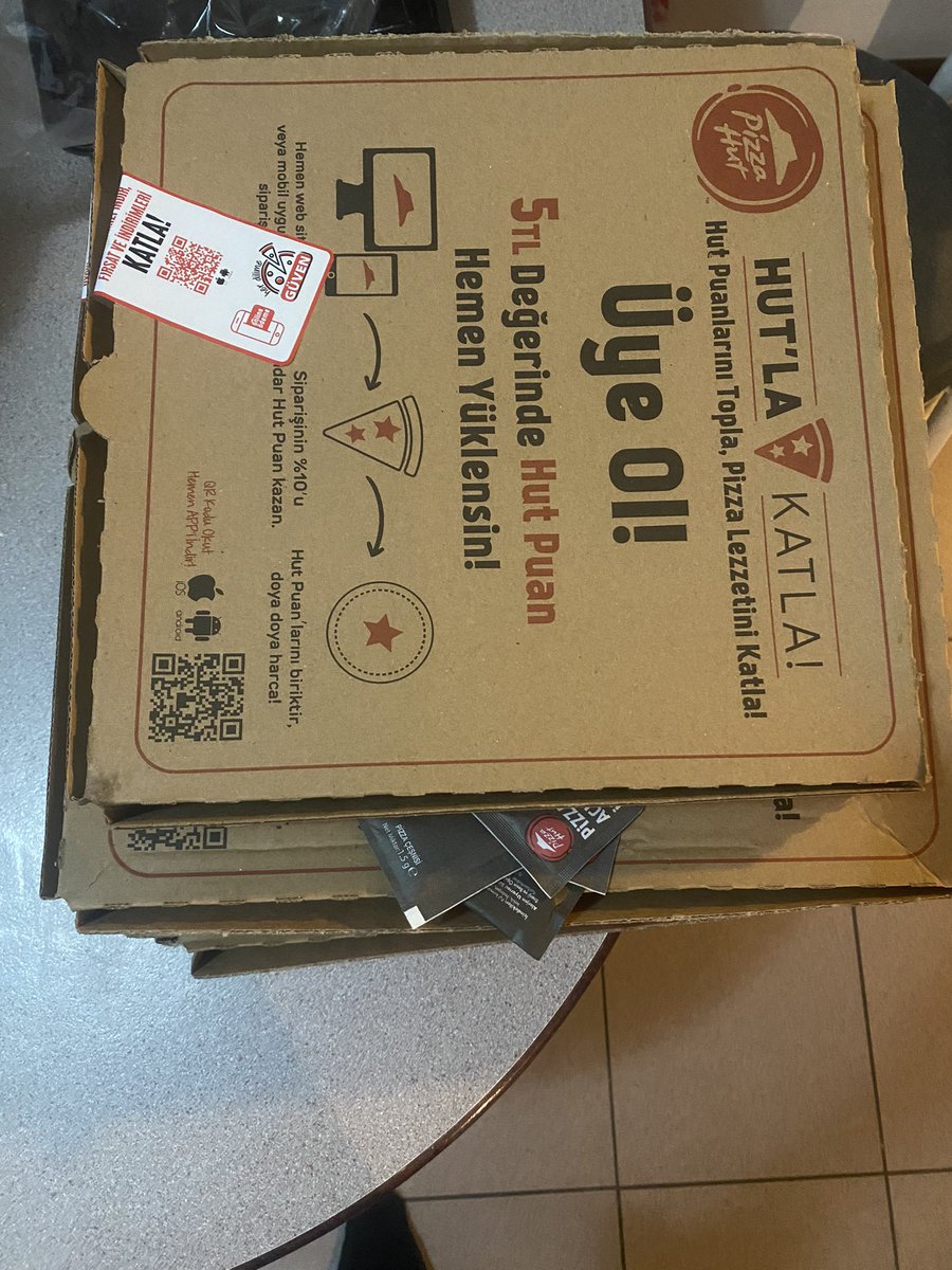 Hatay’dan Ankara’ya gelen depremzedeler için yemek yardımı yaptığımız bir aileye Pizza Hut’ın ikramı! Teşekkürler, iyi insanlar iyi ki var 🙏🏻 <a href="/PizzaHutTurkiye/">Pizza Hut Türkiye</a>