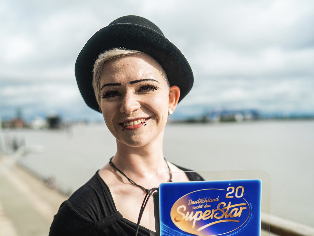 RTL_com's tweet image. Sie lässt sich durch nichts unterkriegen: Jelenas Wunsch, bei #DSDS aufzutreten geht in Erfüllung. Das Beste: Ihre Reise ist noch nicht zu Ende 🙌 3x Ja für sie ☀️