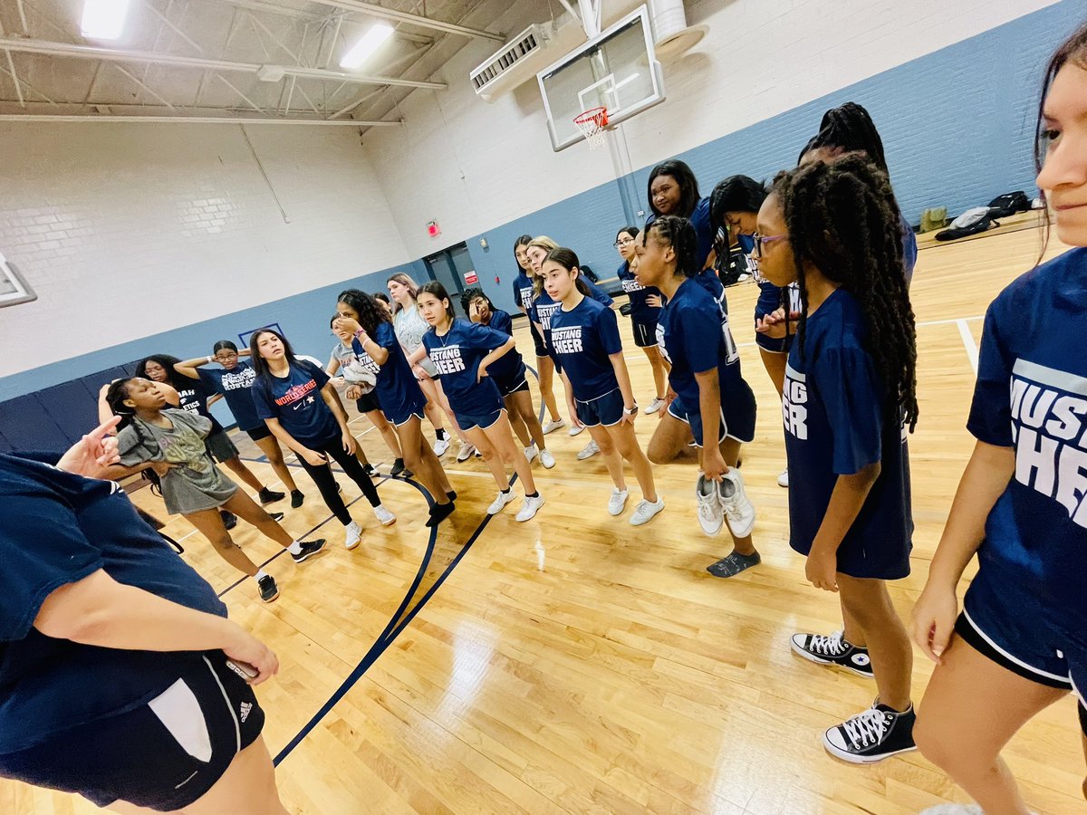 Lamar Consolidated High School Cheerleaders 💙 tweet media