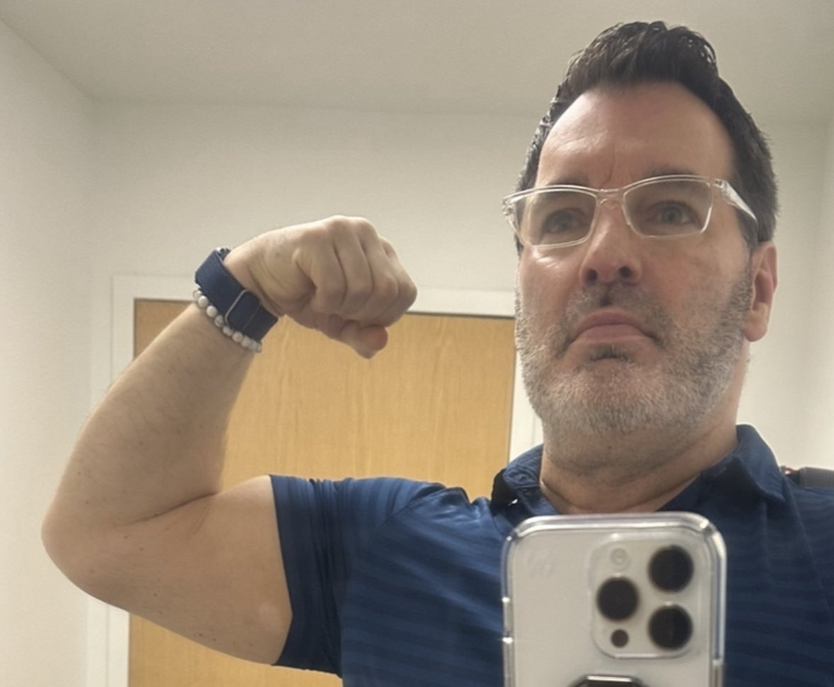 3 year arm comparison. Need to get to work and tighten the guns up 🙄💪