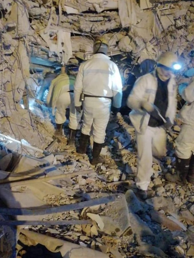 Bölgeden gelen bir fotoğraf ile madenci farkını şöyle anlatayım; yer altı tecrübesinden faydalanarak “domuzdamı tahkimat” denilen sistemi kullanıp enkazın içine tünel açarak giriyorlar ve termal kamerayla yaşam belirtisi arıyorlar.