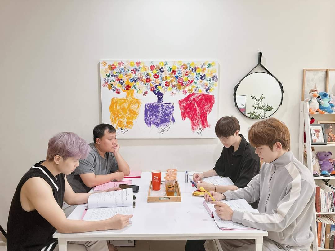 Raikantopinido's tweet photo. #O2Production está en un taller para producir directores y actores para la serie "Mưt Bưưc Đư Chia Tay (The Last Basic Together)". Se estrena, a finales de marzo con 14 episodios.
.
.
.
#motbuocdechiatay #thelastbasictogether #NguyenBaVinh #MaiVuLuan #BL #VietnameseBL #blfans https://t.co/9TkSYcCsXd