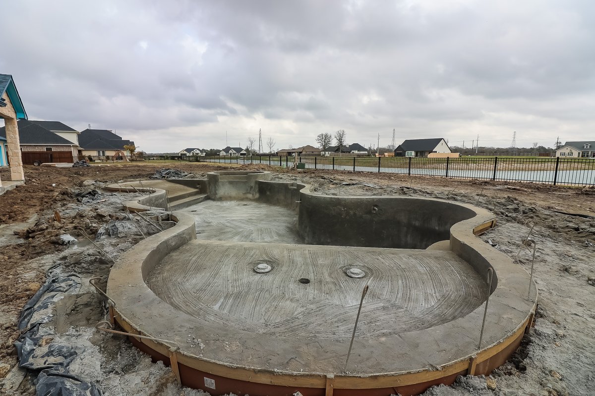 OutdoorOasisTx's tweet image. Gunite is finished on this beautiful freeform pool! From the beach entrance to the spa and huge tanning ledge, our latest project is going to blow you away 😍
.
#PoolBuilder #TexasPoolBuilder #Freeformpools #Spa #Backyard #CustomPoolBuilder #OutdoorGetaway #OutdoorOasis