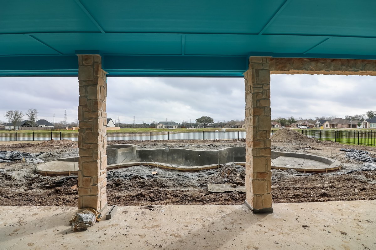 OutdoorOasisTx's tweet image. Gunite is finished on this beautiful freeform pool! From the beach entrance to the spa and huge tanning ledge, our latest project is going to blow you away 😍
.
#PoolBuilder #TexasPoolBuilder #Freeformpools #Spa #Backyard #CustomPoolBuilder #OutdoorGetaway #OutdoorOasis