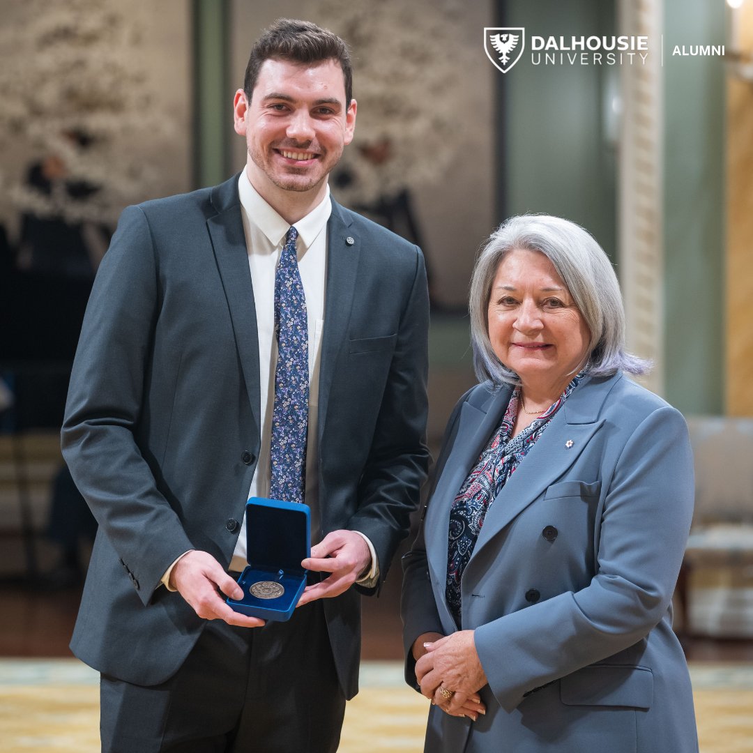 Dal_Alumni's tweet image. In Jan 2023, @DalTigers men's basketball alum Alex Carson (BSc’22) received top honours as a @USPORTSca Top 8 Academic All-Canadian for the 21-22 season.

Read more: alumni.dal.ca/news/alumni/al…

Photo credit: GG09 series:
Sgt Mathieu St-Amour, Rideau Hall © OSGG, 2023