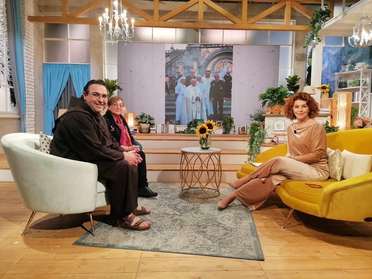 orasolaretv2000's tweet photo. #10febbraio h12.20 @TV2000it L'#OraSolare aspettando #11febbraio #MadonnadiLourdes @lourdes_france. Fra Domenico Spagnoli #francescano @Unitalsi con Coticoni Giuseppina #volontaria. Gisella Molina resp. comunic
Poi la dott Raffaella Pajalich Società Italiana #MedicinaNarrativa. https://t.co/rDU61BXlm0