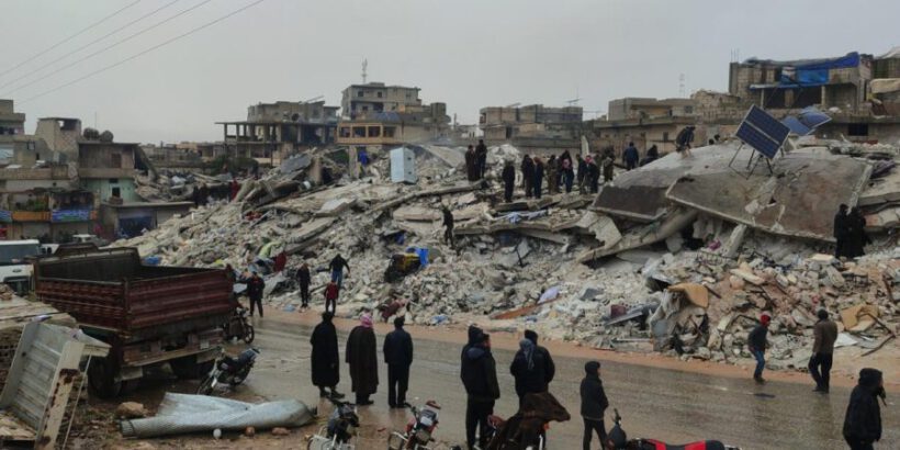 Red__Accion's tweet photo. Denuncian que regiones kurdas en Turquía no reciben ayudas tras el terremoto
Las víctimas en #Bakur (#Kurdistán turco), #Rojava (Kurdistán sirio) y #Siria aumentan. Turquía bombardea #TelRifat, afectada por el terremoto. https://t.co/OeLgxm1tCa Por @anf_espanol y @KurdistanLat https://t.co/w73JT8OM2J
