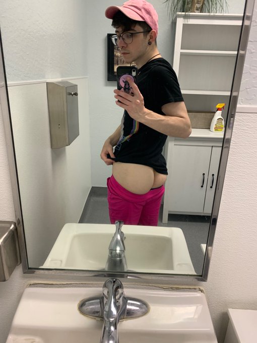 cheek peek from work today 🤭 happy Wednesday~ https://t.co/O7MKIMgThW<a href="/tag/nerdy"class="tags"><span>#nerdy</span></a><a href="/tag/twink"class="tags"><span>#twink</span></a><a href="/tag/digimonvitalbracelet"class="tags"><span>#digimonvitalbracelet</span></a>
