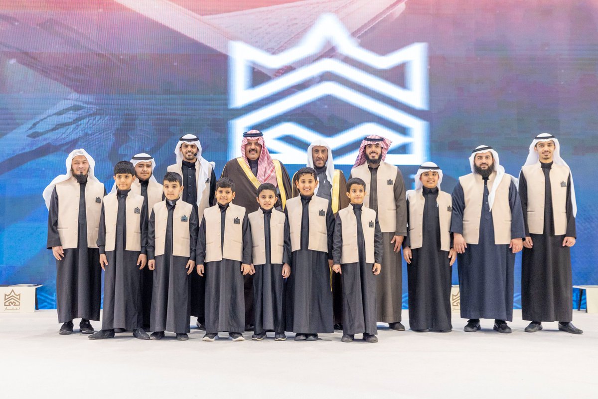 A7mmedV's tweet photo. الحمدلله أولاً وآخراً..

شَرُفت هذا المساء بتقديم حفل #تيجان لتخريج 450 حافظ وحافظة من جمعية تحفيظ القرآن بـ #حائل وتقديم الفقرات المرئية خلال الحفل الذي رعاه صاحب السمو الملكي الأمير عبدالعزيز بن سعد بن عبدالعزيز أمير منطقة حائل. 

#تحفيظ_حائل #حائل https://t.co/pfy4Ppy6fB