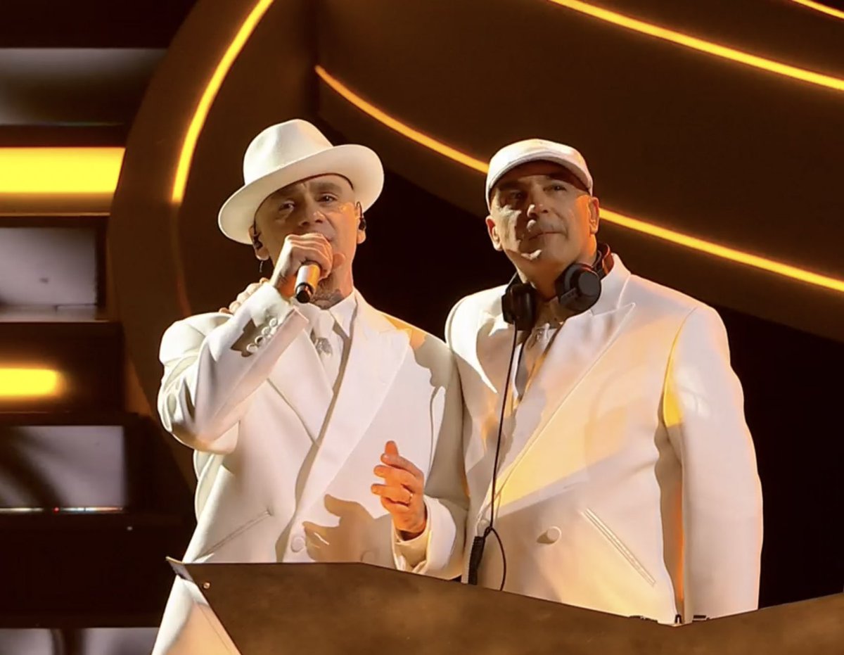 ToniaPeluso's tweet photo. Abbiamo rivisto insieme anche gli Articolo 31 siamo vecchi 
#Sanremo2023 https://t.co/TXAQpkecvH