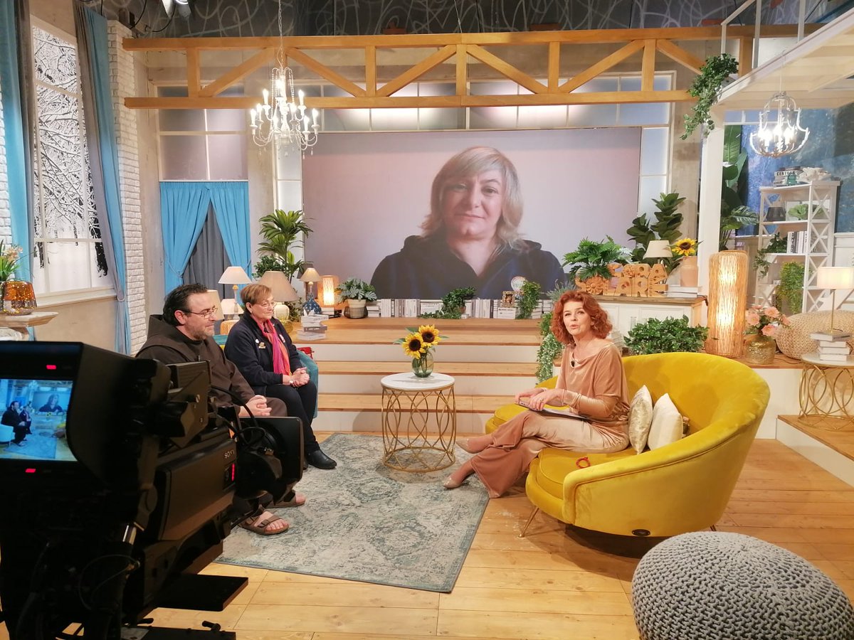 orasolaretv2000's tweet photo. #10febbraio h12.20 @TV2000it L'#OraSolare aspettando #11febbraio #MadonnadiLourdes @lourdes_france. Fra Domenico Spagnoli #francescano @Unitalsi con Coticoni Giuseppina #volontaria. Gisella Molina resp. comunic
Poi la dott Raffaella Pajalich Società Italiana #MedicinaNarrativa. https://t.co/rDU61BXlm0