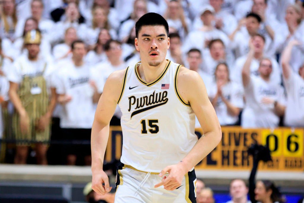 barstoolindy's tweet photo. Zach Edey’s been trying to get a new pair of size 20s from Nike since winning the Phil Knight Invitational. Even asked the Nike founder himself. 

Edey won MVP there and is the NPOY front-runner. 

“I just want shoes. Maybe I need to average 30 and 15.” 

#GetZachHisShoes @Nike https://t.co/L8t1a8kEY9